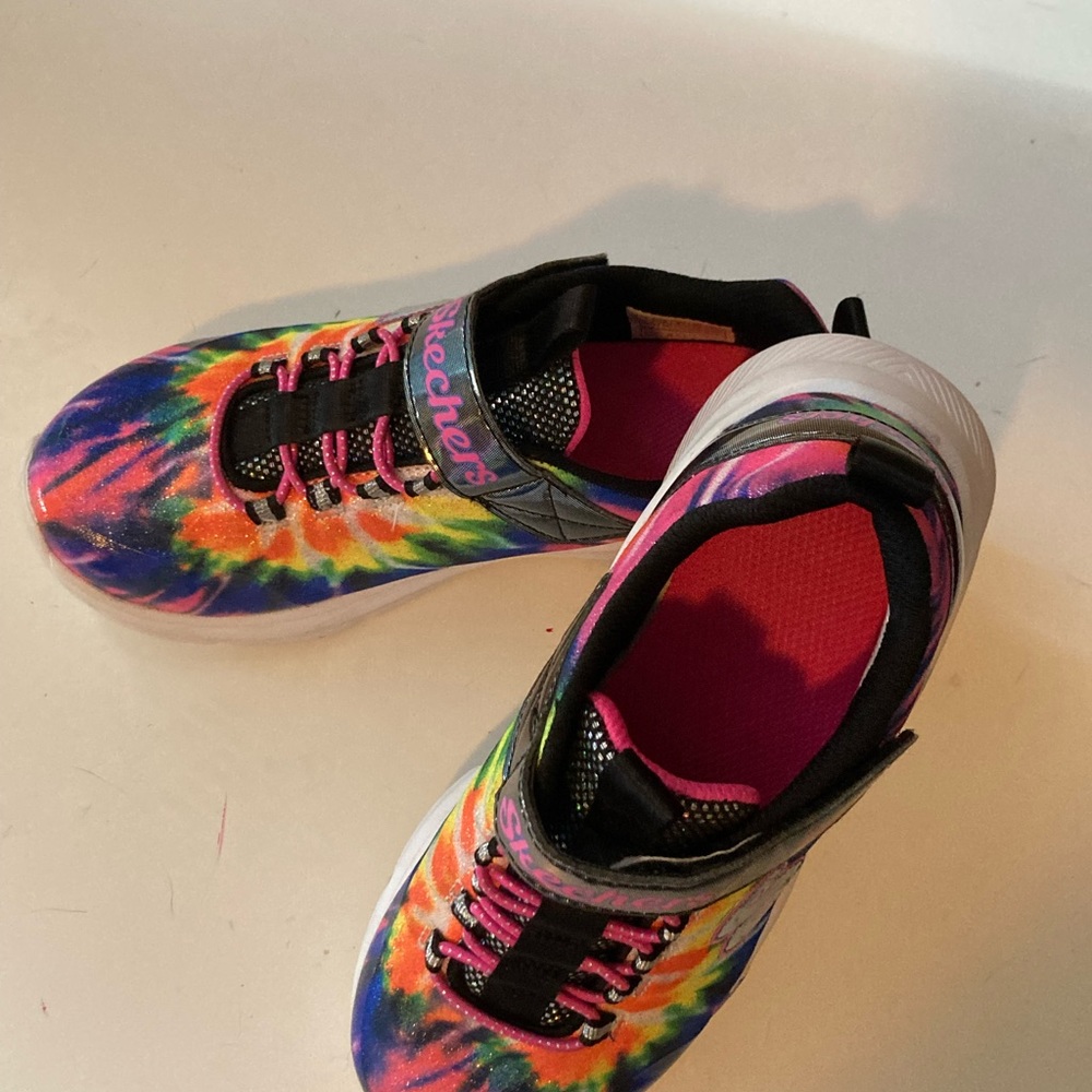 Kids size 1 no tie sketchers